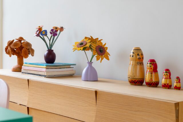 A timeless flower setting: handmade clay sun flowers from Brazil, our Klimt bouquet and the Van Gogh inspired cardboard sun flower bouquet.